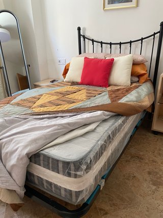 Cama con somier metálico y textil