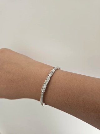 Pulsera rígida plateada con detalles