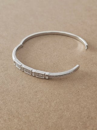 Pulsera rígida plateada con detalles