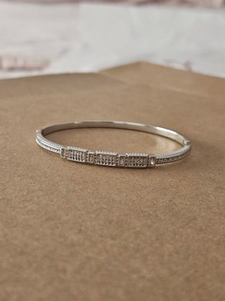 Pulsera rígida plateada con detalles