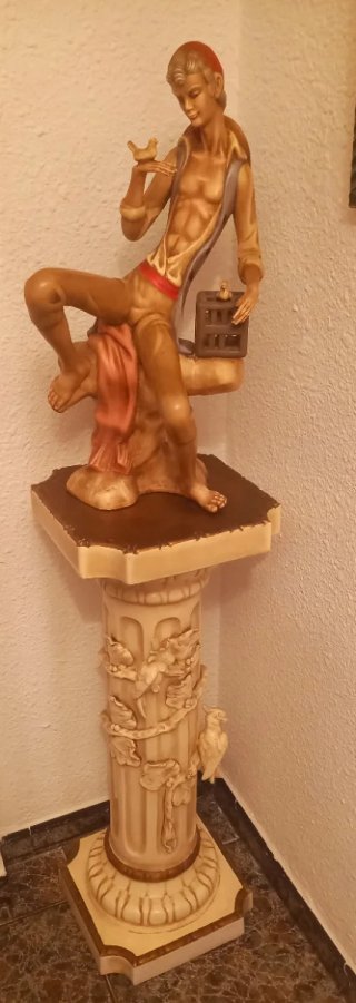 Figura y columna decorativa