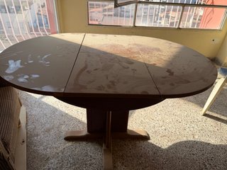 Mesa de salón redonda de madera abatible.