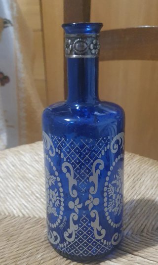 Bottiglia blu decorata con motivo floreale