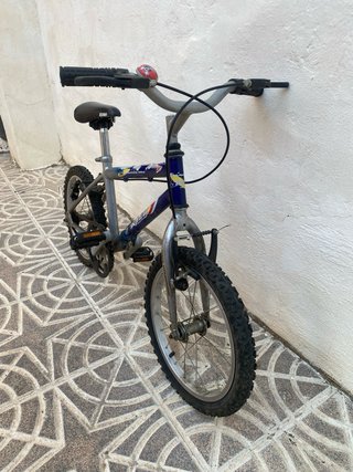 Bicicleta infantil azul y plateada