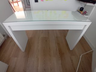 Mesa escritorio IKEA blanca + cristal +cajón