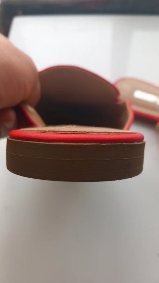 Sandalias rojas planas con hebilla dorada
