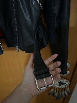 Casaco de cabedal Uterqüe preto e vermelho