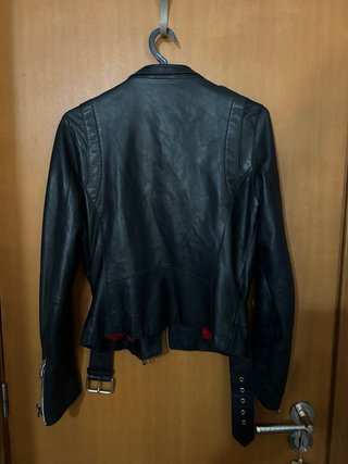 Casaco de cabedal Uterqüe preto e vermelho