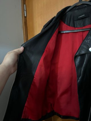 Casaco de cabedal Uterqüe preto e vermelho