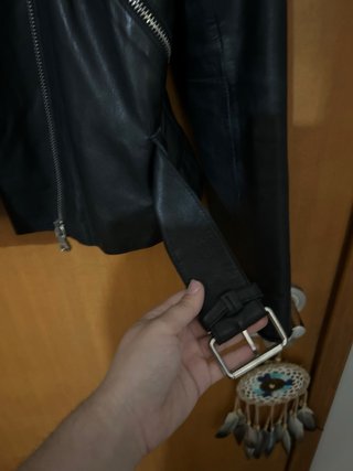 Casaco de cabedal Uterqüe preto e vermelho