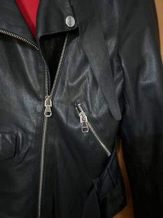 Casaco de cabedal Uterqüe preto e vermelho