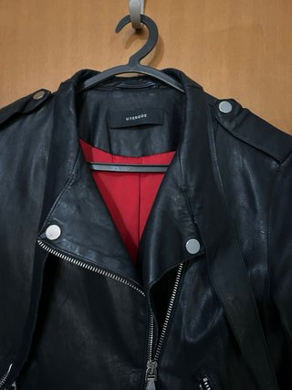 Casaco de cabedal Uterqüe preto e vermelho