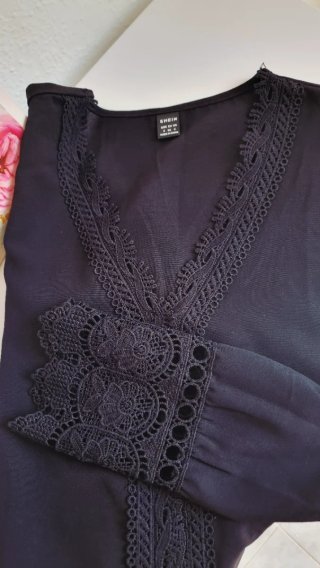 Camisa negra SHEIN detalles encaje talla S