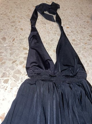 Vestido negro atado al cuello