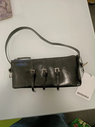 Bolso Bershka negro con hebillas