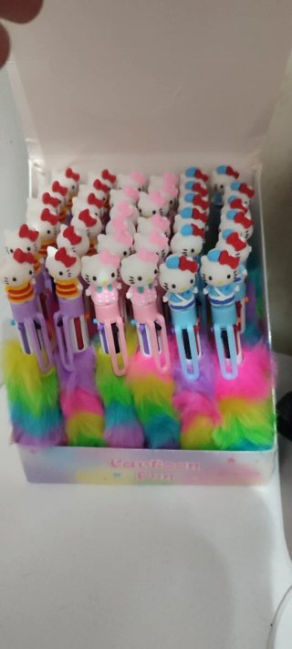 Penne Hello Kitty colorate con pelo arcobaleno
