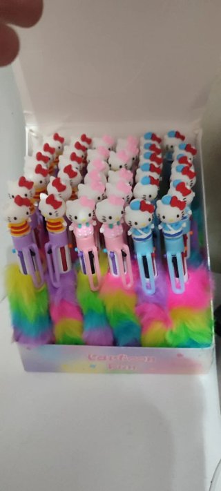 Penne Hello Kitty colorate con pelo arcobaleno