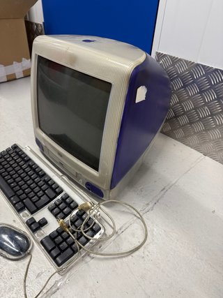 Imac G3 Vintage Morado con teclado y raton