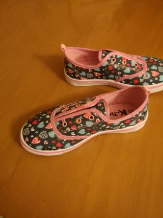 Zapatillas infantiles con estampado de corazones s