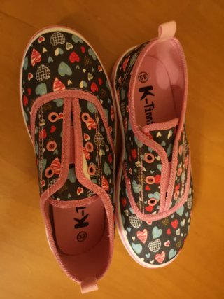 Zapatillas infantiles con estampado de corazones s