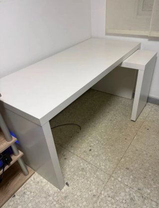 Mesa de escritorio con ala blanca