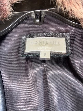 Chaqueta de piel negra con cuello de pelo