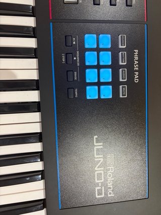 Roland Juno-D7 Teclado Sintetizador Con funda.