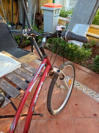 Bicicleta de montaña roja TOPBIKE