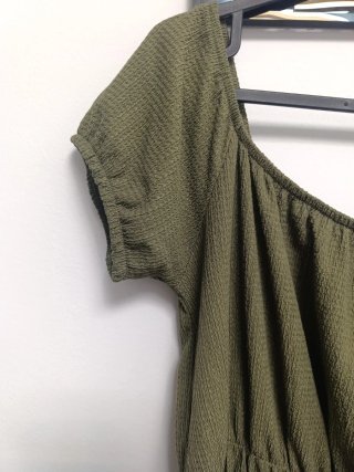 Vestido corto verde militar con manga