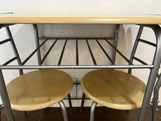 Mesa de cocina con 2 sillas
