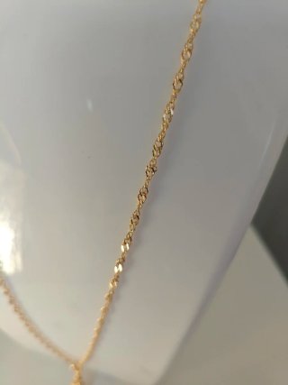 Collar dorado con colgante de caracola