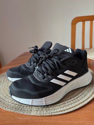 Zapatillas Adidas Negras y Blancas