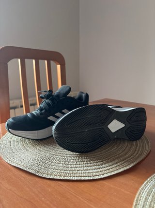 Zapatillas Adidas Negras y Blancas