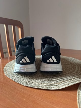 Zapatillas Adidas Negras y Blancas