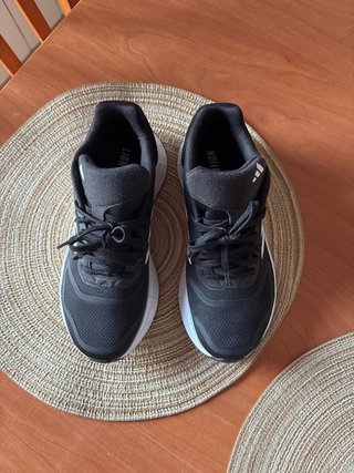 Zapatillas Adidas Negras y Blancas