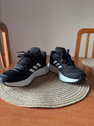 Zapatillas Adidas Negras y Blancas