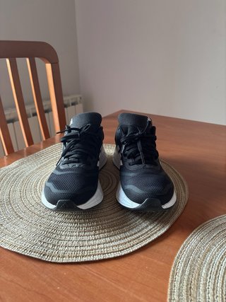 Zapatillas Adidas Negras y Blancas