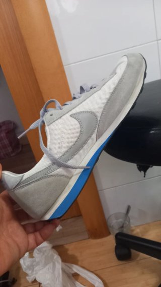 Zapatillas Nike grises y blancas