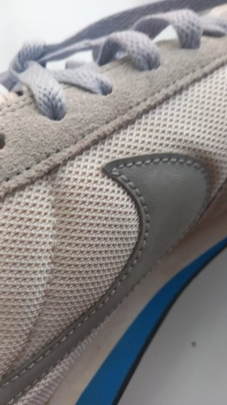 Zapatillas Nike grises y blancas