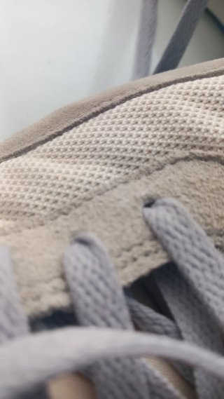 Zapatillas Nike grises y blancas