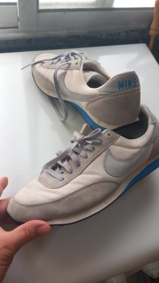 Zapatillas Nike grises y blancas