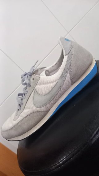 Zapatillas Nike grises y blancas