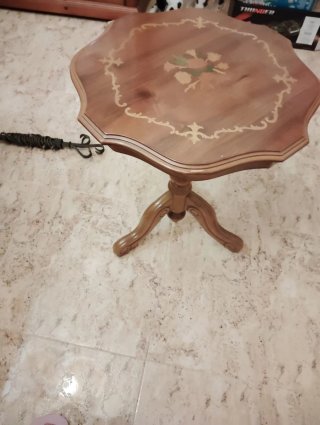 Mesa auxiliar decorada madera