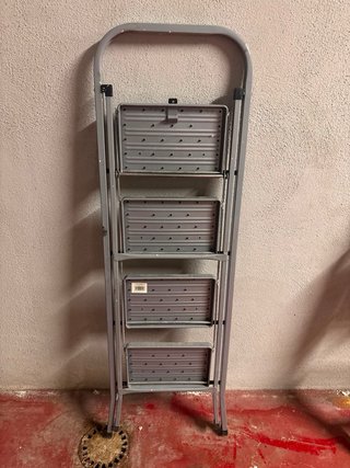 Escalera plegable gris