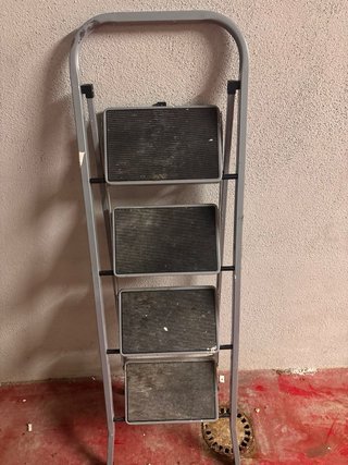 Escalera plegable gris