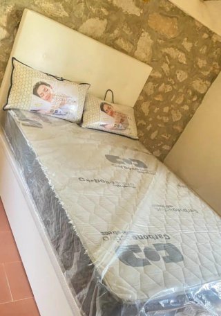 Canapé abatible de madera con colchones