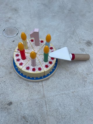 Tarta de cumpleaños de madera con velas