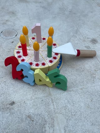 Tarta de cumpleaños de madera con velas
