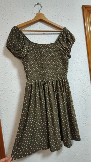 Vestido estilo romántico verde con estampado rosas