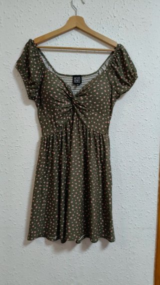 Vestido estilo romántico verde con estampado rosas